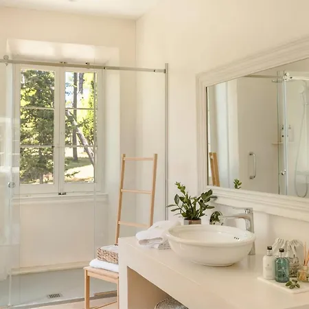 빌라 Magnificent Seafront Corfu - 5 En-suite Bedrooms -the Durrells House | Historic Elegance & Modern Luxuries - Direct Access & Private Heated Pool 콘토칼리