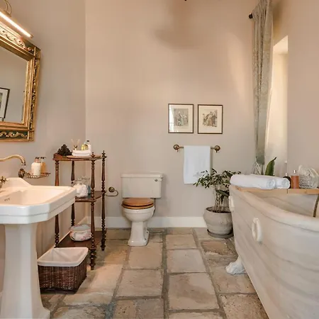 빌라 Magnificent Seafront Corfu - 5 En-suite Bedrooms -the Durrells House | Historic Elegance & Modern Luxuries - Direct Access & Private Heated Pool *