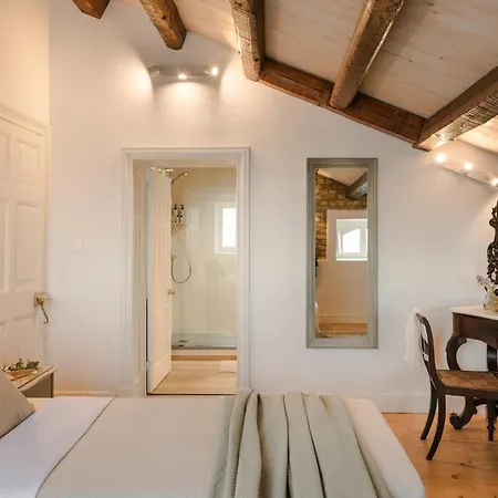빌라 Magnificent Seafront Corfu - 5 En-suite Bedrooms -the Durrells House | Historic Elegance & Modern Luxuries - Direct Access & Private Heated Pool *