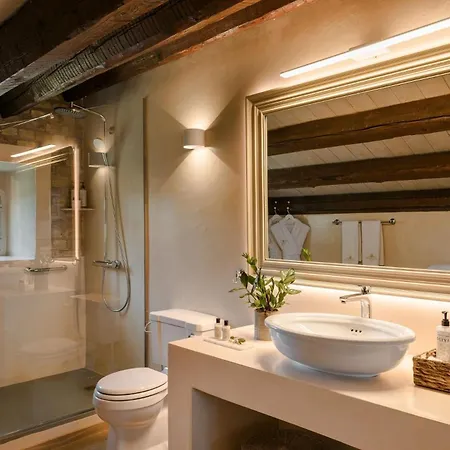 Magnificent Seafront Corfu - 5 En-suite Bedrooms -the Durrells House | Historic Elegance & Modern Luxuries - Direct Access & Private Heated Pool 빌라 *