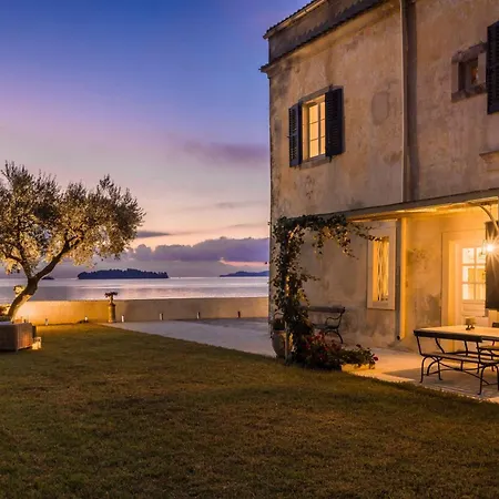 Magnificent Seafront Corfu - 5 En-suite Bedrooms -the Durrells House | Historic Elegance & Modern Luxuries - Direct Access & Private Heated Pool Vilă *