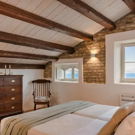 빌라 Magnificent Seafront Corfu - 5 En-suite Bedrooms -the Durrells House | Historic Elegance & Modern Luxuries - Direct Access & Private Heated Pool *