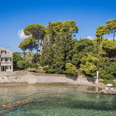 Vilă Magnificent Seafront Corfu - 5 En-suite Bedrooms -the Durrells House | Historic Elegance & Modern Luxuries - Direct Access & Private Heated Pool *