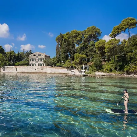 빌라 Magnificent Seafront Corfu - 5 En-suite Bedrooms -the Durrells House | Historic Elegance & Modern Luxuries - Direct Access & Private Heated Pool