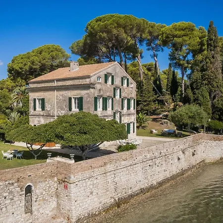 Magnificent Seafront Corfu - 5 En-suite Bedrooms -the Durrells House | Historic Elegance & Modern Luxuries - Direct Access & Private Heated Pool Vilă Kontokali