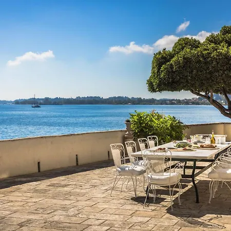 Vilă Magnificent Seafront Corfu - 5 En-suite Bedrooms -the Durrells House | Historic Elegance & Modern Luxuries - Direct Access & Private Heated Pool