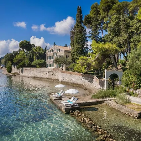 Magnificent Seafront Corfu - 5 En-suite Bedrooms -the Durrells House | Historic Elegance & Modern Luxuries - Direct Access & Private Heated Pool Vilă *