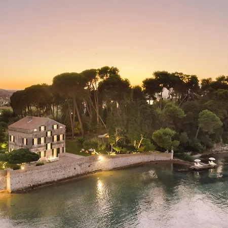 Villa Magnificent Seafront Corfu - 5 En-suite Bedrooms -the Durrells House | Historic Elegance & Modern Luxuries - Direct Access & Private Heated Pool Kontokali