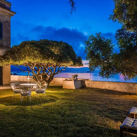 Villa Magnificent Seafront Corfu - 5 En-suite Bedrooms -the Durrells House | Historic Elegance & Modern Luxuries - Direct Access & Private Heated Pool Kontokali